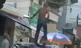 Người đàn ông 'ngáo đá' chặn ôtô, leo lên nóc xe đập phá