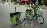 Hình ảnh những công nhân mặc đồng phục đạp xe "chuyên dụng" đi thu gom rác quanh hồ Gươm thời gian gần đây gây khá lạ mắt, khiến nhiều người không khỏi tò mò. Thực ra đây là một kế hoạch được công ty TNHH MTV Môi trường đô thị Hà Nội khởi động từ đầu thán