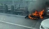 Xe máy bốc cháy ngùn ngụt trên cầu Vĩnh Tuy