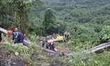 Cận cảnh xe khách nát bét sau cú lao xuống vực ở đèo Hải Vân