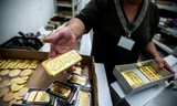 Vàng thế giới 'loạn nhịp', trong nước trụ vững vùng giá cao