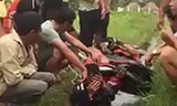 'Cẩu tặc' bị dân làng trói tay, dìm xuống mương