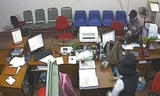 Hình ảnh kẻ mang bom giả vào cướp hơn 1 tỷ đồng ở ngân hàng