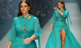 Siêu mẫu ngoại cỡ Ashley Graham phô dáng cực quyến rũ trên sàn catwalk