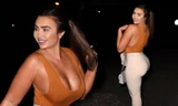 Lauren Goodger mặc xẻ ngực sâu phô vòng 1 'ngộp thở'
