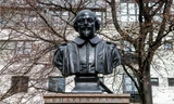Bức tượng bán thân của nhà văn, nhà viết kịch William Shakespeare tại giáo xứ St. Mary Aldermanbury, London. Ảnh: CNN