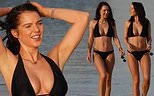 Helen Flanagan thả dáng tuyệt đẹp trên bãi biển với bikini 2 mảnh