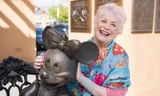 Russi Taylor và mô hình chuột Minnie. Ảnh: Walt Disney Studios.