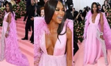 Naomi Campbell tự tin diện mốt không nội y ở tuổi U50