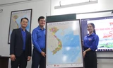 T.Ư Đoàn tặng bản đồ cho trường học, nhà trưng bày Hoàng Sa