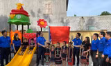 Bí thư TƯ Đoàn trao tặng khu vui chơi cho trẻ em Cơ Tu