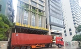 Sóng lớn 'liếm' sát bờ biển Đà Nẵng, khách sạn thuê loạt container chắn bão