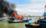 Hai tàu cá bốc cháy dữ dội trên sông Hàn