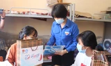 Thành đoàn Đà Nẵng trao các phần quà hỗ trợ cho thí sinh người Cơ Tu tham dự kì thi THPT Quốc gia 2021. Đồng thời, lực lượng tình nguyện viên Tiếp sức mùa thi sẵn sàng hỗ trợ các em trong việc ôn tập, giải quyết các sự cố, vướng mắc từ nay đến khi kết thúc kì thi. Ảnh: Giang Thanh