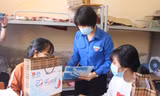 Thành đoàn Đà Nẵng trao các phần quà hỗ trợ cho thí sinh người Cơ Tu tham dự kì thi THPT Quốc gia 2021. Đồng thời, lực lượng tình nguyện viên Tiếp sức mùa thi sẵn sàng hỗ trợ các em trong việc ôn tập, giải quyết các sự cố, vướng mắc từ nay đến khi kết thúc kì thi. Ảnh: Giang Thanh