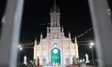 Giáo dân Đà Nẵng dự lễ từ cổng nhà thờ, người dân Nha Trang xuống đường đón Noel