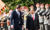 Thủ tướng Áo Sebastian Kurz đón tiếp Thủ tướng Nguyễn Xuân Phúc. Ảnh: VGP