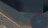 Hình ảnh trên Google Earth cho thấy một chiếc máy bay đang ở dưới biển.