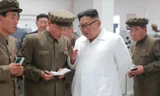 Ông Kim Jong-un đi thăm các nhà máy công nghiêpj sát biên giới với Trung Quốc. Ảnh: AFP