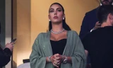 Bạn gái đeo trang sức 2,2 triệu USD tới sân cổ vũ trong ngày Ronaldo ngồi dự bị