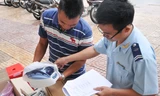 Cán bộ hải quan kiểm tra hàng hóa xuất nhập khẩu. Ảnh: Tuấn Nguyễn