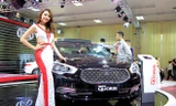 Dàn chân dài khoe dáng bên xế hộp 'sang chảnh'