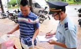 Cán bộ Hải quan kiểm tra hàng hóa kê khai của doanh nghiệp tại Long An. Ảnh: Tuấn Nguyễn