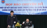 Cục trưởng Cục Điều tra chống buôn lậu Nguyễn Phi Hùng (bìa trái) trả lời báo chí ngày 28/12. Ảnh: Tuấn Nguyễn