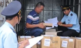 Lực lượng Hải quan Long An kiểm tra thực tế một lô hàng nhập khẩu. Ảnh: Tuấn Nguyễn