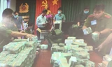 500 cảnh sát vây bắt đường dây làm xăng giả, thu giữ hơn 100 tỷ đồng tiền mặt