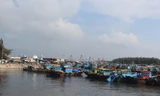 Tàu cá bắt đầu vào cảng La Gi (Bình Thuận) phòng tránh bão