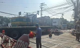 Xe đầu kéo chắn ngang đường sắt khi đoàn tàu đang chạy tới