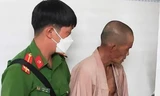 Trốn truy nã giả làm nhà sư, đi nhận quà từ thiện thì bị bắt