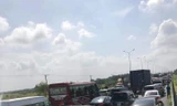 Hàng nghìn ô tô kẹt cứng trên cao tốc vì tai nạn liên hoàn