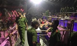 Cơ quan công an kiểm tra quán bar