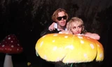 Miley Cyrus cùng rapper 17 tuổi ra mắt MV "hot trend" TikTok quay tại bãi đậu xe McDonald