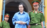 Bị cáo Huyền Như đối mặt tội danh tham ô tài sản. Ảnh: Việt Văn