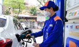 Giá xăng tăng, dầu diesel giảm