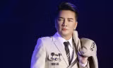 Sau vụ đeo huy hiệu lạ, live show của Đàm Vĩnh Hưng ở Hà Nội có được diễn ra không?