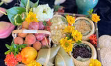 Mọi người đều uống rượu, ăn hoa quả, gọi là giết sâu bọ...