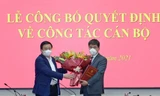 GS.TS Nguyễn Xuân Thắng, Ủy viên Bộ Chính trị, Giám đốc Học viện Chính trị quốc gia Hồ Chí Minh, Chủ tịch Hội đồng Lý luận Trung ương trao quyết định và chúc mừng đồng chí Đậu Tuấn Nam. 