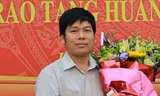 Phóng viên Hoài Nam được trao bằng khen năm 2017. Ảnh: Facebook Hoài Nam. 