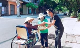 Tặng gạo, nhu yếu phẩm cho người khó khăn