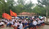 Học sinh trường Tiểu học Bán trú Vừ A Dính che dù dự lễ khai giảng.