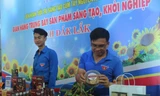 Gian hàng trừng bày sản phẩm khởi nghiệp của thanh niên