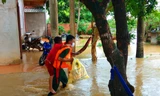 Bộ đội giúp dân di dời ra khỏi nhà bị ngập lụt. Ảnh: N. Lân