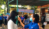Đo thân nhiệt cho thí sinh trước khi vào điểm thi