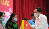 Phó Chủ tịch Thường trực Quốc hội chúc Tết, tặng quà gia đình chính sách tại Hậu Giang