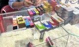 Tạm giữ nhiều thuốc lá điện tử không rõ nguồn gốc gần trường học