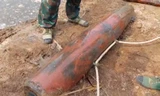 Đào đất xây nhà phát hiện quả bom 250 kg còn nguyên ngòi nổ